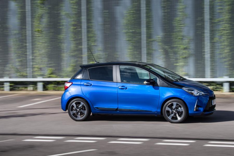  Toyota Yaris Bi-Tone 2017 года  (UK) (фото 25 из 40)